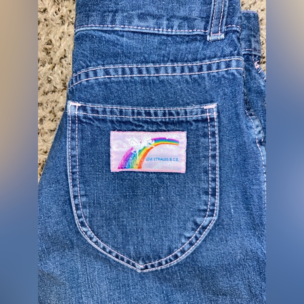 Rare Vintage Levi’s with Unicorn Rainbow patch and pink stitching 🦄🌈💕 Size 24x29
